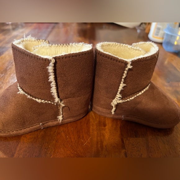 UGG Erin slipper booties, boy or girl, size 4 (6-12 months) - Picture 6 of 9